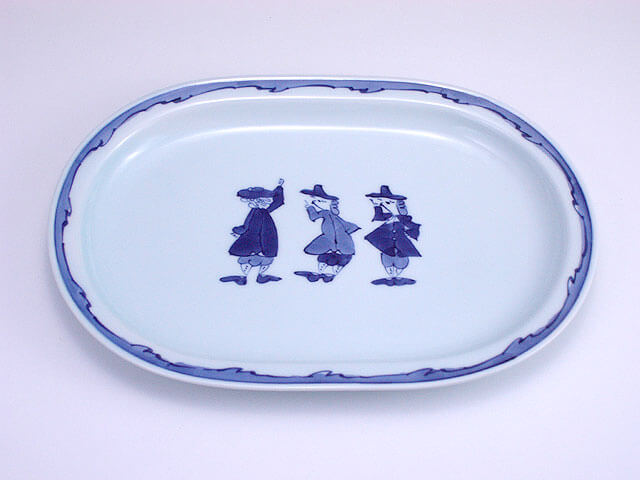 長崎港に訪れた異人さんたちが描かれた皿。渕が波模様になっている。