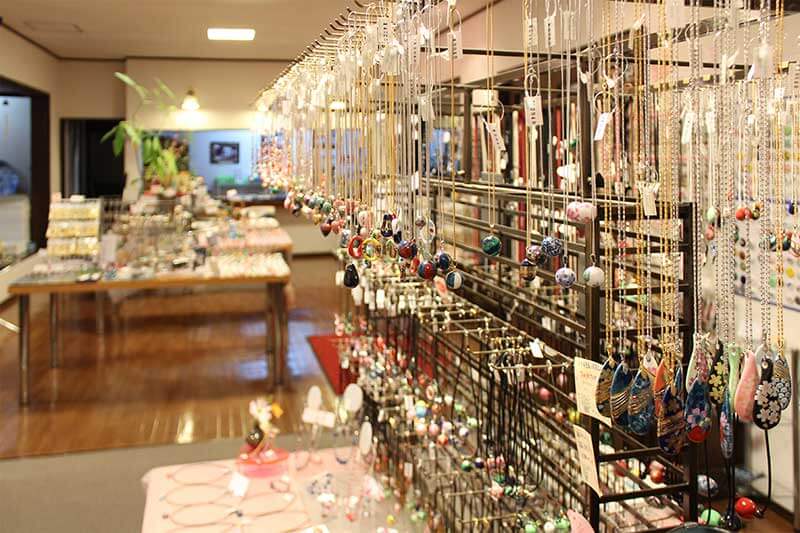 有田焼のアクセサリー本舗 二宮閑山って何?