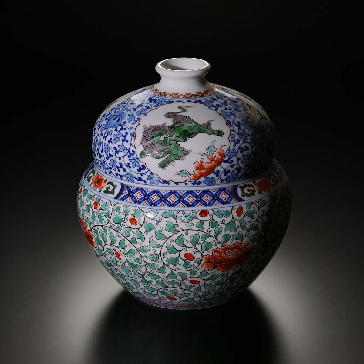 【特別企画】有田焼 赤絵菊獅子絵花瓶(初代真右衛門作)