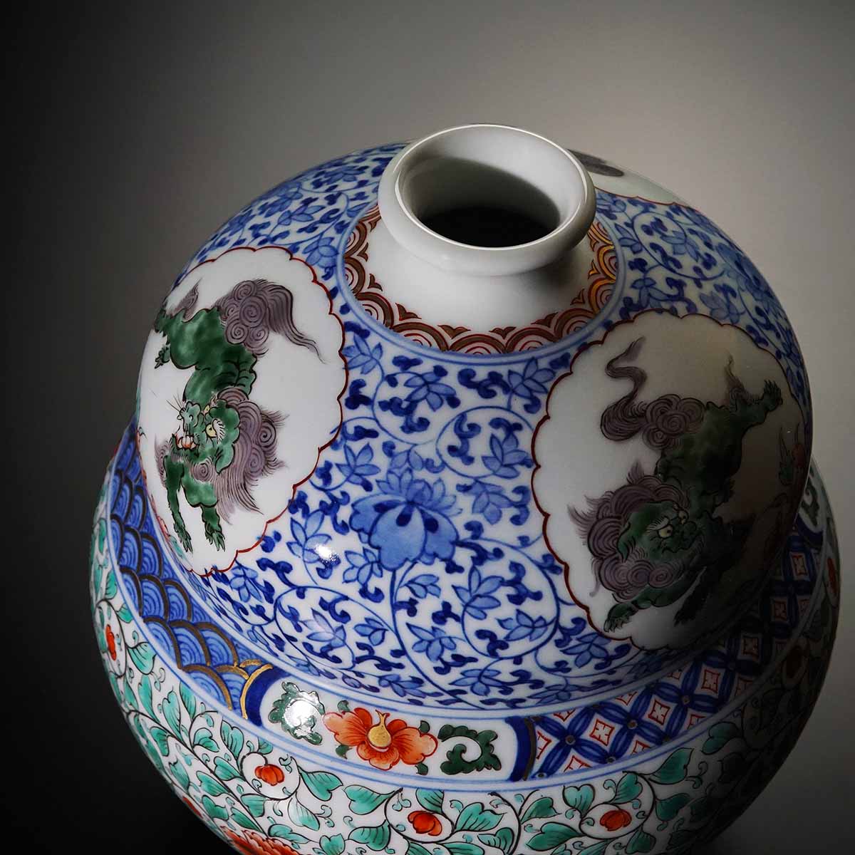 【特別企画】有田焼 赤絵菊獅子絵花瓶(初代真右衛門作)