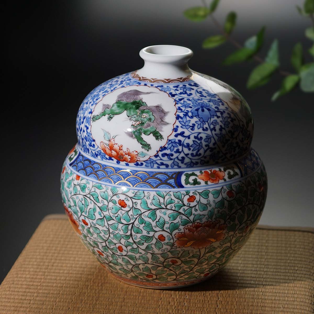 【特別企画】有田焼 赤絵菊獅子絵花瓶(初代真右衛門作)