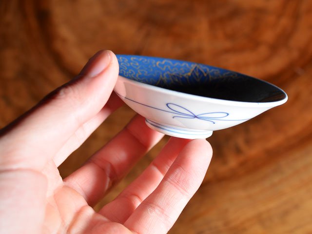 【有田焼】ぐい呑み 青釉金彩牡丹図