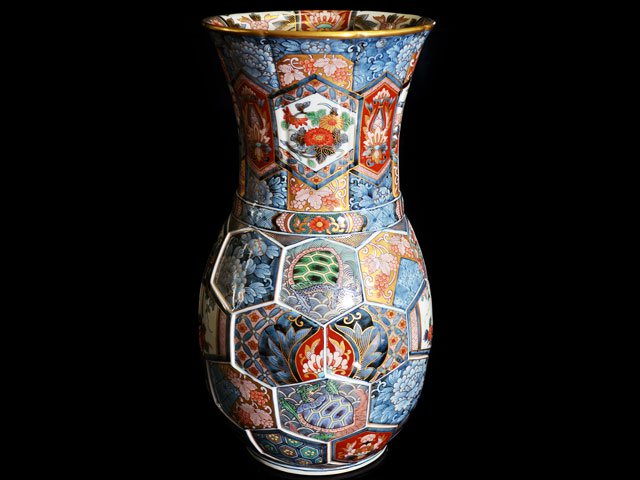 【献上手古伊万里焼】亀甲特大花瓶 染錦本金吉祥紋