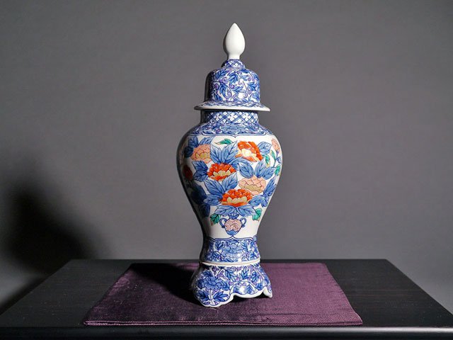 【有田焼】沈香壺 染錦牡丹花篭図