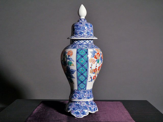 【有田焼】沈香壺 染錦牡丹花篭図