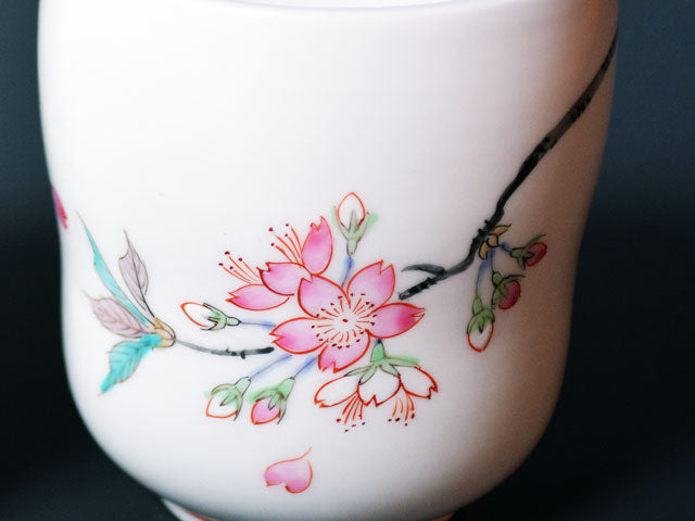 【天皇皇后陛下献上記念品】夫婦湯呑 色絵銘々桜図