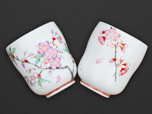 【天皇皇后陛下献上記念品】夫婦湯呑 色絵銘々桜図