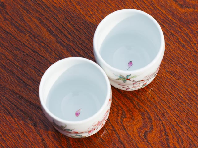 【天皇皇后陛下献上記念品】夫婦湯呑 色絵銘々桜図