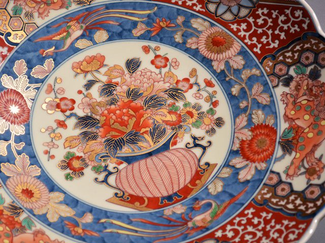 【献上手古伊万里焼】飾絵皿(特大)染錦本金花籠獅子図