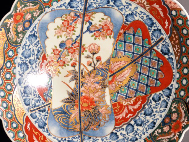 【献上手古伊万里焼】飾絵皿(大)染錦本金招福軍配図