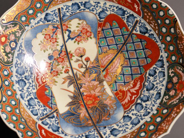 【献上手古伊万里焼】飾絵皿(大)染錦本金招福軍配図