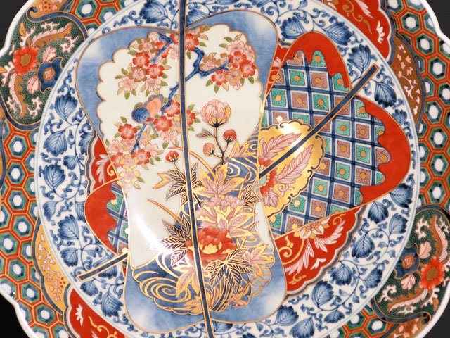 【献上手古伊万里焼】飾絵皿(大)染錦本金招福軍配図