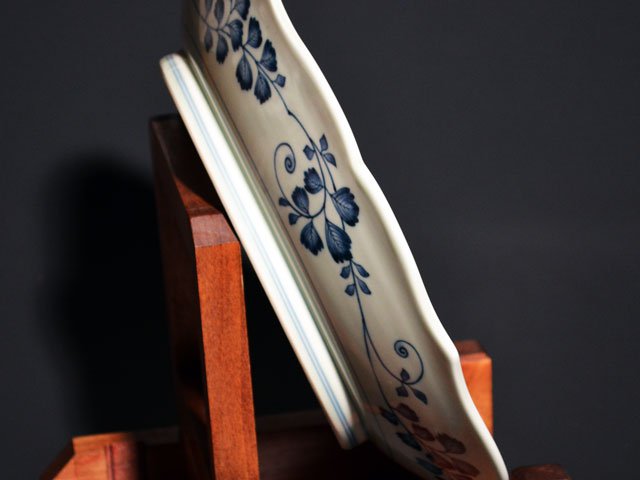 【献上手古伊万里焼】飾絵皿(大)染錦本金招福軍配図