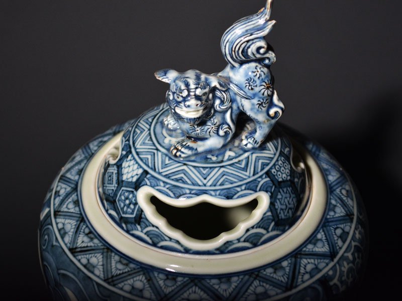 【献上手古伊万里焼】大香炉 染付破邪獅子龍