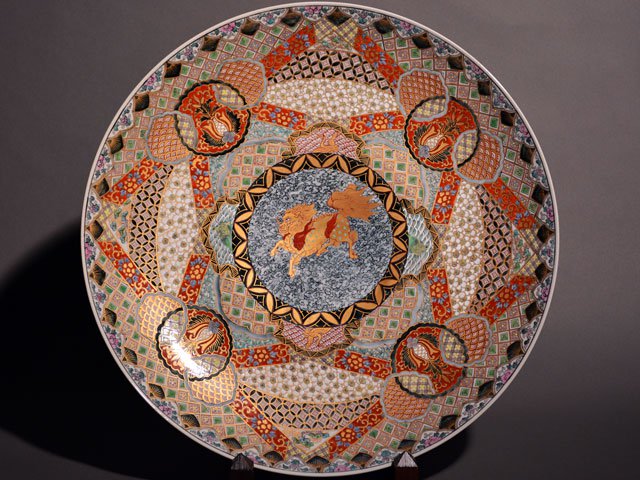 【献上手古伊万里焼】飾絵皿(特大)染錦本金獅子繚乱地紋図