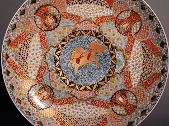 【献上手古伊万里焼】飾絵皿(特大)染錦本金獅子繚乱地紋図