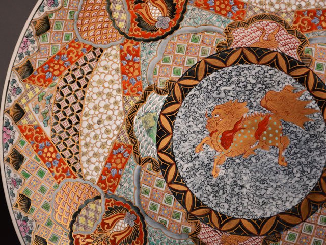 【献上手古伊万里焼】飾絵皿(特大)染錦本金獅子繚乱地紋図