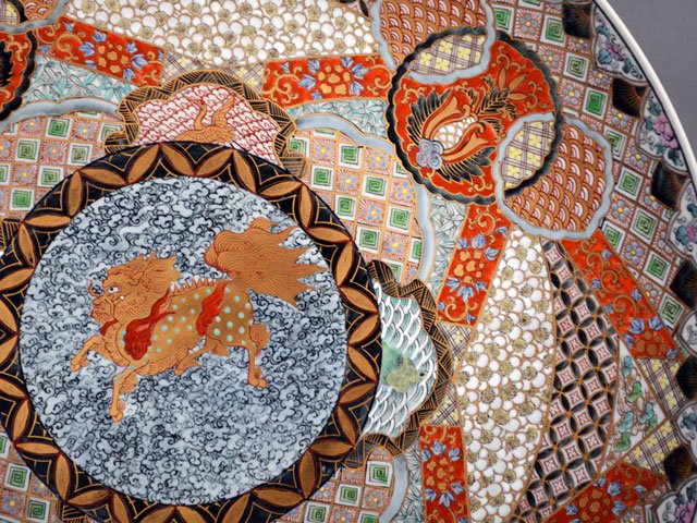 【献上手古伊万里焼】飾絵皿(特大)染錦本金獅子繚乱地紋図