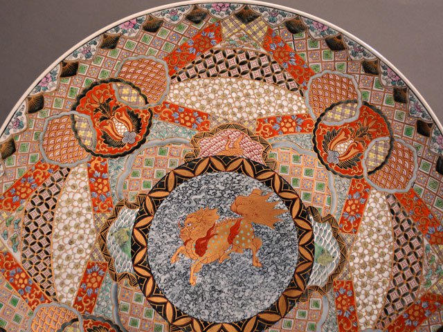 【献上手古伊万里焼】飾絵皿(特大)染錦本金獅子繚乱地紋図
