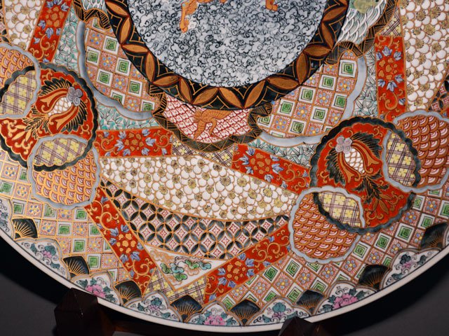 【献上手古伊万里焼】飾絵皿(特大)染錦本金獅子繚乱地紋図