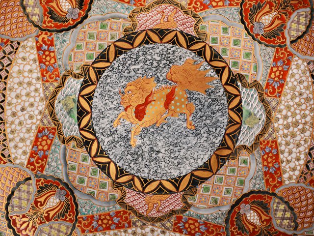 【献上手古伊万里焼】飾絵皿(特大)染錦本金獅子繚乱地紋図