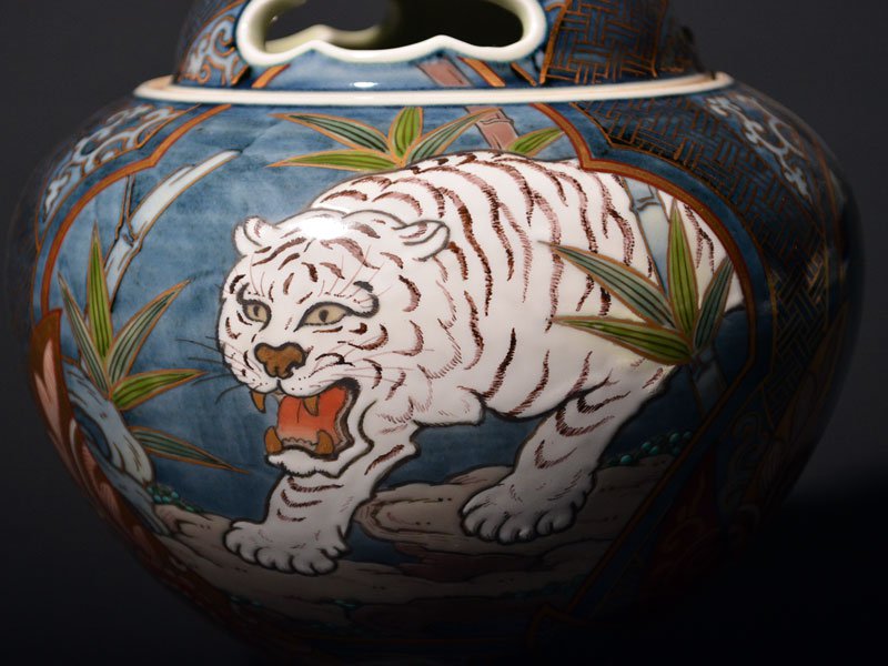 【献上手古伊万里焼】大香炉 染錦本金白虎図