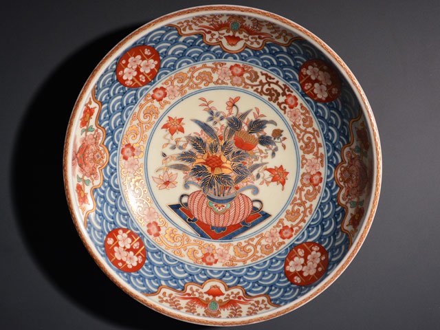 【献上手古伊万里焼】飾絵皿(大)染錦本金花籠青海波図