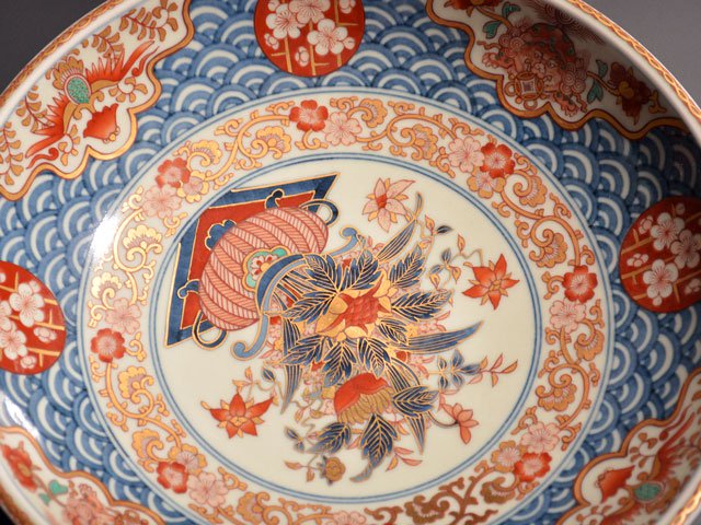 【献上手古伊万里焼】飾絵皿(大)染錦本金花籠青海波図