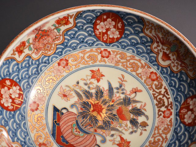 【献上手古伊万里焼】飾絵皿(大)染錦本金花籠青海波図