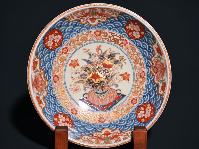 【献上手古伊万里焼】飾絵皿(大)染錦本金花籠青海波図