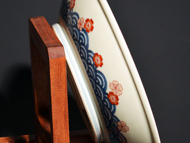 【献上手古伊万里焼】飾絵皿(大)染錦本金花籠青海波図