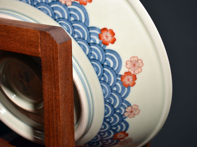 【献上手古伊万里焼】飾絵皿(大)染錦本金花籠青海波図