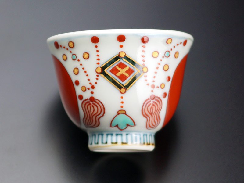 【献上手古伊万里焼】ぐい呑み 染錦本金赤玉瓔珞紋