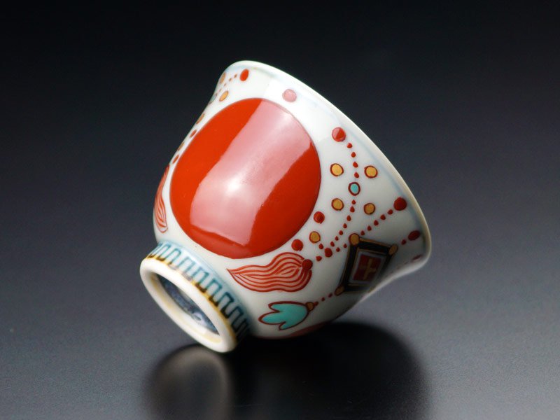 【献上手古伊万里焼】ぐい呑み 染錦本金赤玉瓔珞紋