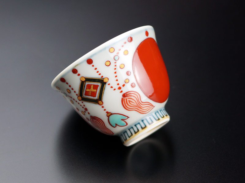 【献上手古伊万里焼】ぐい呑み 染錦本金赤玉瓔珞紋