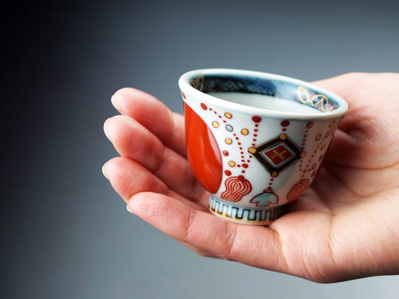 【献上手古伊万里焼】ぐい呑み 染錦本金赤玉瓔珞紋