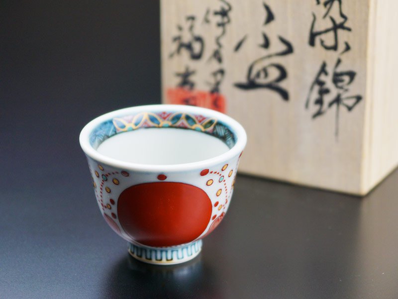 【献上手古伊万里焼】ぐい呑み 染錦本金赤玉瓔珞紋