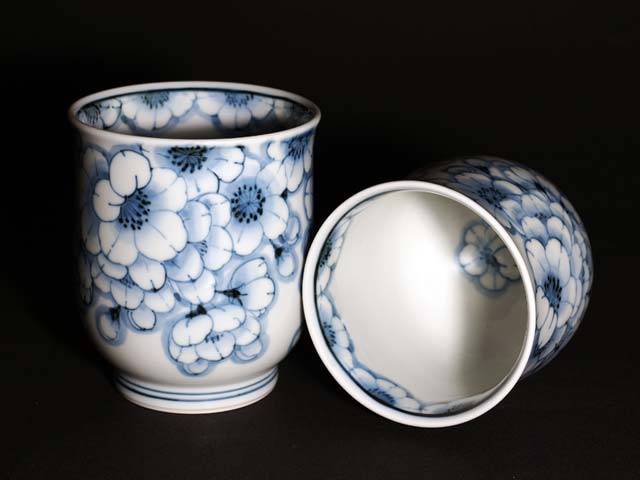 【有田焼】夫婦湯呑 染付王冠桜