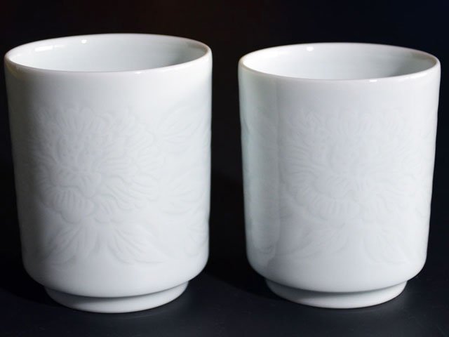 【朝日新聞掲載】手ロクロ、手彫りの白磁夫婦湯呑