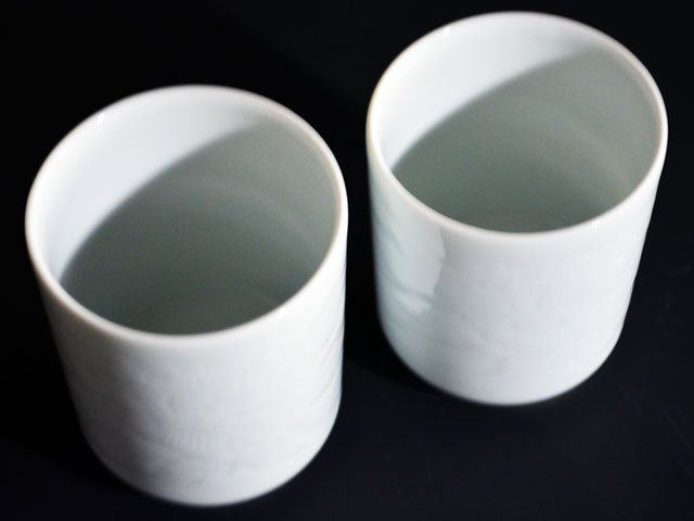 【朝日新聞掲載】手ロクロ、手彫りの白磁夫婦湯呑