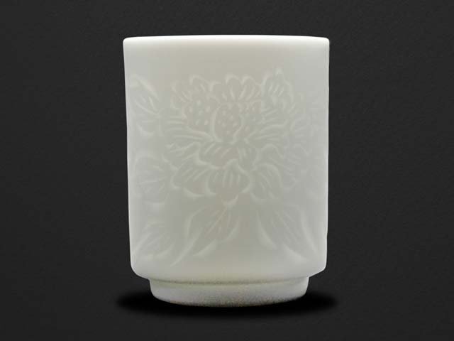 【朝日新聞掲載】手ロクロ、手彫りの白磁牡丹湯呑