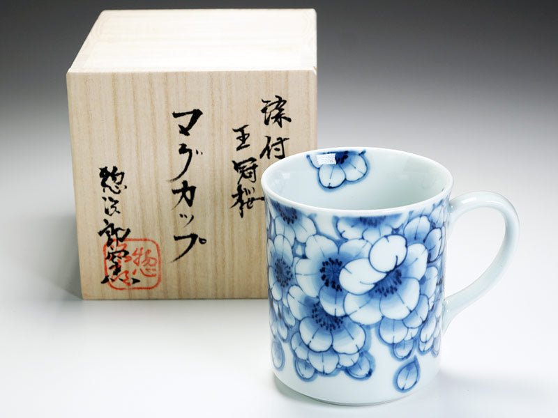 伊万里 福右衛門窯の染付 マグカップ 有田焼】マグカップ 染付王冠桜 
