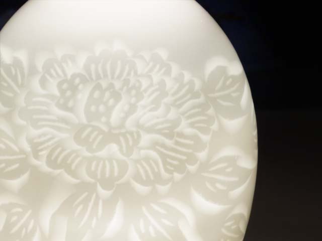 手ロクロ、手彫りの白磁酒器セット 白磁牡丹彫り