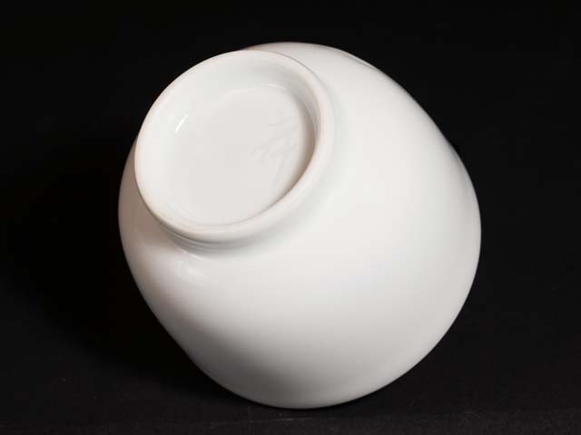 手ロクロ、手彫りの白磁酒器セット 白磁牡丹彫り