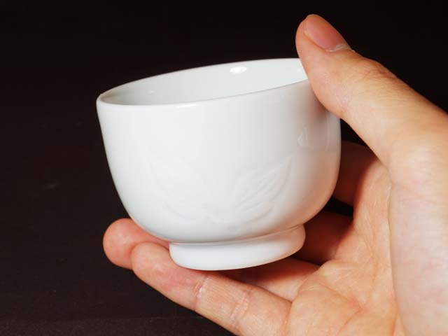 手ロクロ、手彫りの白磁酒器セット 白磁牡丹彫り