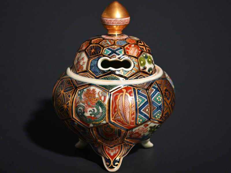 【献上手古伊万里焼】大香炉 染錦本金亀甲彫吉祥尽くし