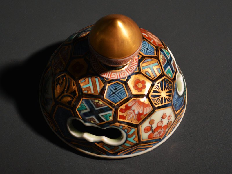 【献上手古伊万里焼】大香炉 染錦本金亀甲彫吉祥尽くし