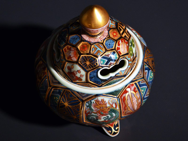 【献上手古伊万里焼】大香炉 染錦本金亀甲彫吉祥尽くし