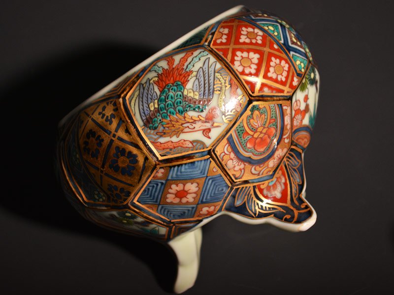 【献上手古伊万里焼】大香炉 染錦本金亀甲彫吉祥尽くし