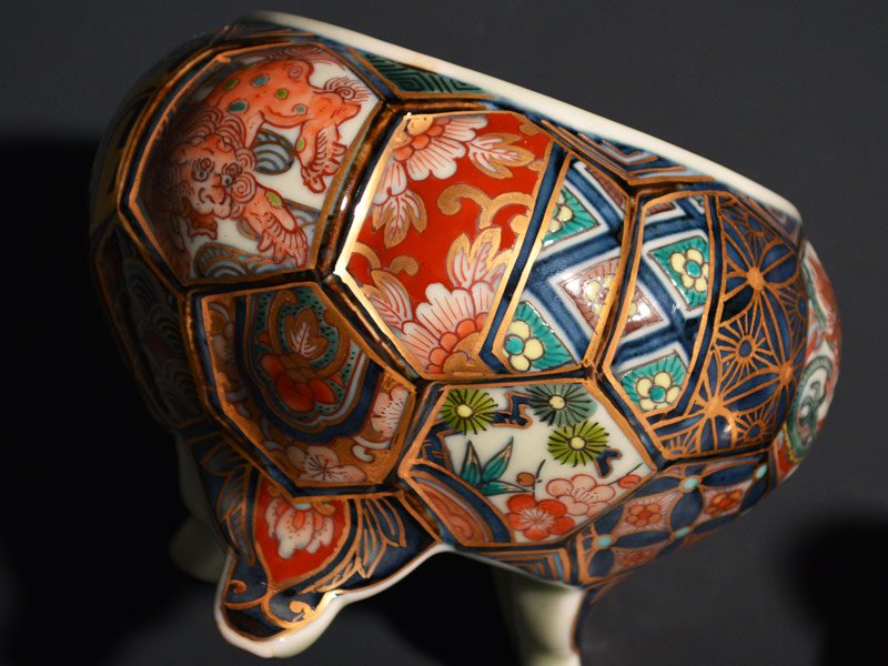 【献上手古伊万里焼】大香炉 染錦本金亀甲彫吉祥尽くし